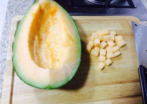 护士吃哈密瓜视频,甜蜜瞬间传递关爱与温馨