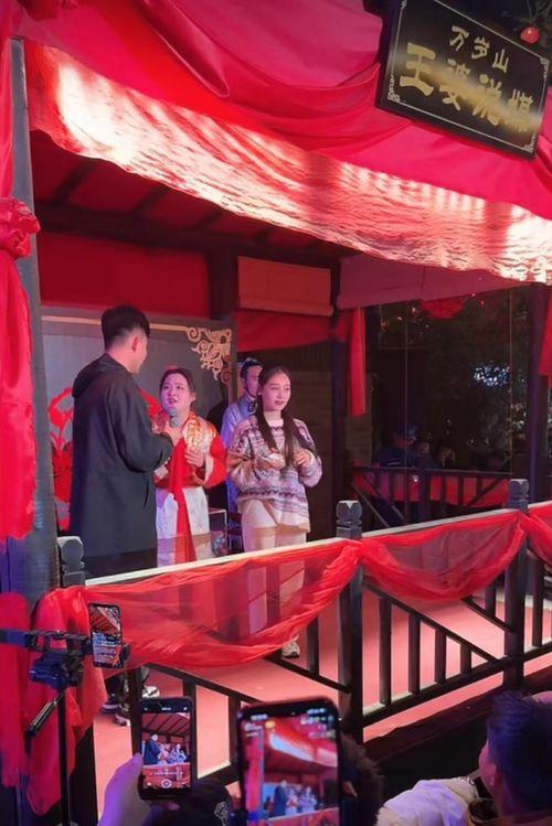 王婆相亲现场吃瓜视频