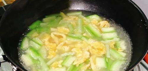 水瓜可否做鸡蛋汤吃呢视频,家常美味新尝试