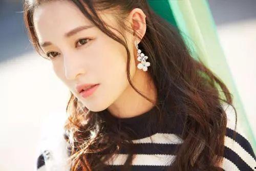 李沁吃享乐瓜视频,李沁甜蜜演绎“享乐瓜”美食之旅